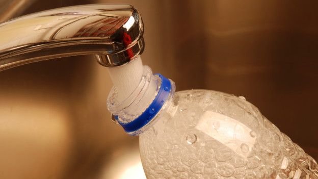 Según Troncoso deberíamos considerar la botella de plástico como cualquier otro utensilio de cocina, que siempre lavamos despues del uso. Según Troncoso deberíamos considerar la botella de plástico como cualquier otro utensilio de cocina, que siempre lavamos despues del uso.