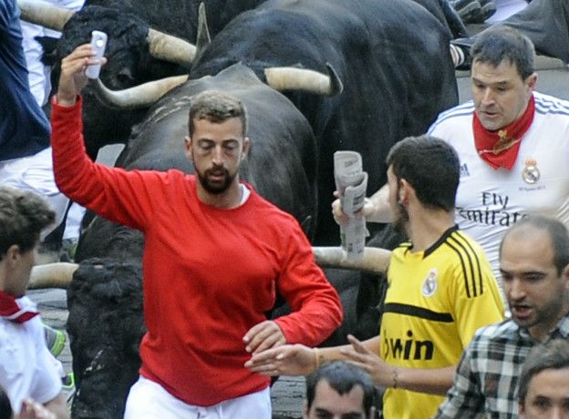 Fotografiarse junto a animales peligrosos, otra práctica que ha costado vidas. Fotografiarse junto a animales peligrosos, otra práctica que ha costado vidas.