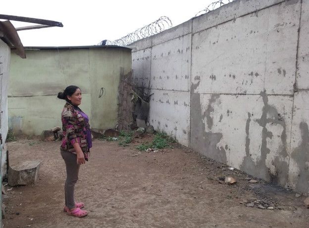 Una de las razones que se dieron para la construcción de este muro fue garantizar la seguridad de la urbanización Las Casuarinas.