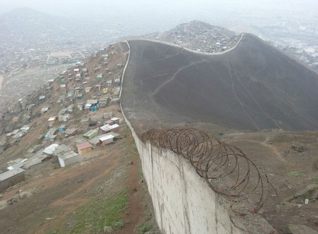El muro comenzó a ser construido en los años 80 y ahora tiene unos 10 kilómetros de extensión.