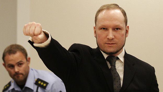 Seierstad estudió la vida de Breivik para intentar comprender sus acciones.