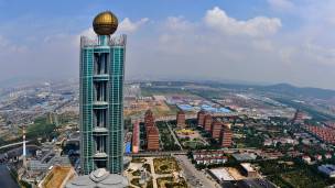 Hace pocos años Huaxi era una zona rural. Hace pocos años Huaxi era una zona rural.