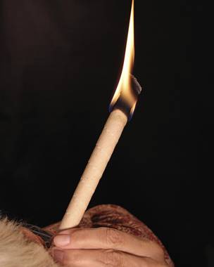 Usar velas para el oído puede provocar quemaduras en ese órgano y en la piel. Usar velas para el oído puede provocar quemaduras en ese órgano y en la piel.