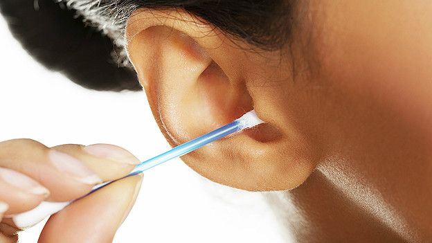 El uso de bastoncillos de algodón para limpiar el cerumen puede irritar la piel del oído. El uso de bastoncillos de algodón para limpiar el cerumen puede irritar la piel del oído.