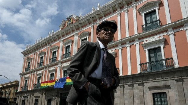 Como el palacio de gobierno, los bolivianos engalanaron los edificios oficiales para esperar el anuncio. Como el palacio de gobierno, los bolivianos engalanaron los edificios oficiales para esperar el anuncio.