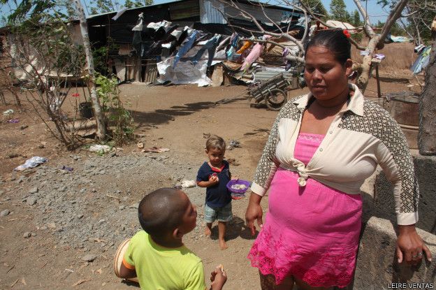 Desde que hicieron la nueva escuela en El Timal, Digna Castillo se siente tranquila cuando su hija (en la imagen) acude a clase. Desde que hicieron la nueva escuela en El Timal, Digna Castillo se siente tranquila cuando su hija (en la imagen) acude a clase.