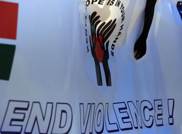 En Somalia, el 98% de las mujeres y niñas entre los 15 y los 49 años han sido mutiladas por la fuerza en sus genitales. En Somalia, el 98% de las mujeres y niñas entre los 15 y los 49 años han sido mutiladas por la fuerza en sus genitales.