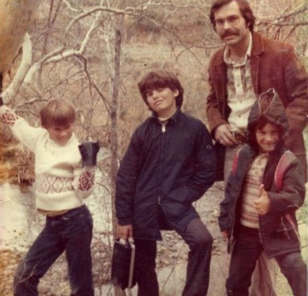Patrick O'Neill (en el centro) con su familia, con una cámara Super 8 en la mano. Patrick O'Neill (en el centro) con su familia, con una cámara Super 8 en la mano.