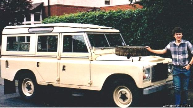 Simon Collins con su primer auto, un Land Rover Serie 3, a los 18 años. Simon Collins con su primer auto, un Land Rover Serie 3, a los 18 años.