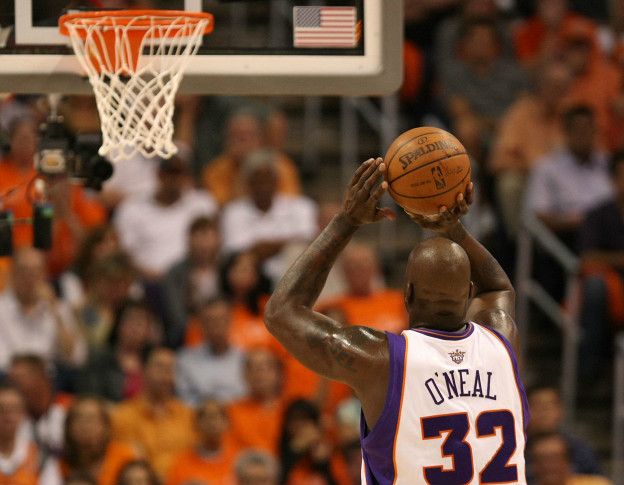 Los problemas de Shaquille O'Neal con los tiros libres hizo que sus oponentes crearan una jugada dirigida a anularlo: cometerle faltas. Los problemas de Shaquille O'Neal con los tiros libres hizo que sus oponentes crearan una jugada dirigida a anularlo: cometerle faltas.