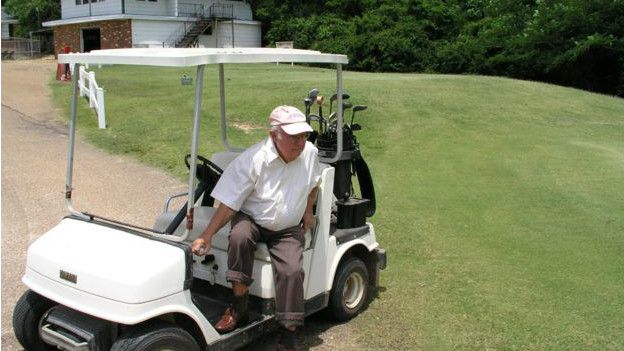 Donald ha viajado a decenas de países y vive en la ciudad donde nació y creció. A sus 82 años, es un jubilado feliz. Donald ha viajado a decenas de países y vive en la ciudad donde nació y creció. A sus 82 años, es un jubilado feliz.