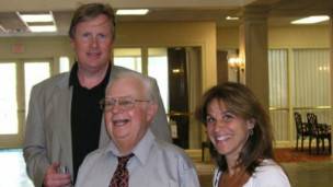 Donald con los autores del libro (y de este artículo), John Donvan y Caren Zucker. Donald con los autores del libro (y de este artículo), John Donvan y Caren Zucker.