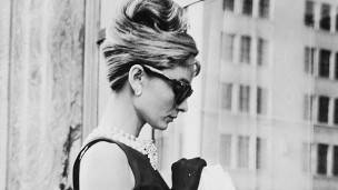 Audrey Hepburn ayudó a popularizar las gafas Ray-Ban. Audrey Hepburn ayudó a popularizar las gafas Ray-Ban.
