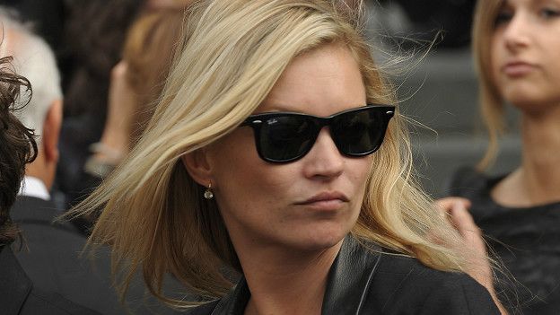 Famosos como Kate Moss utilizan las gafas que fabrica Luxottica. Famosos como Kate Moss utilizan las gafas que fabrica Luxottica.
