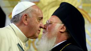 El papa Francisco y el patriarca Bartolomé se reunieron en Estambul en 2014. El papa Francisco y el patriarca Bartolomé se reunieron en Estambul en 2014.