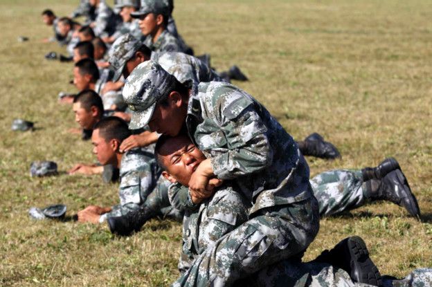 Gran parte del presupuesto militar chino se va en los salarios de los que integran sus filas. Gran parte del presupuesto militar chino se va en los salarios de los que integran sus filas.
