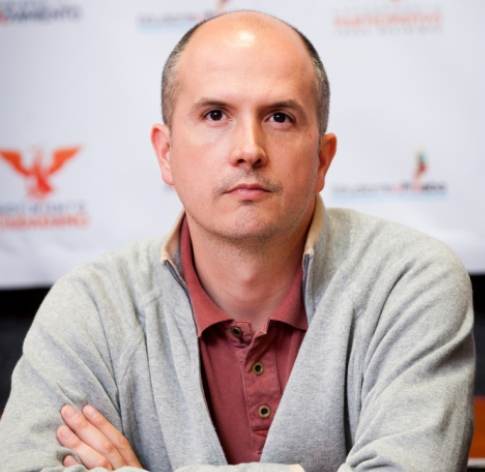 Augusto Valencia (Movimiento Ciudadano) mantuvo una feroz oposición a la compra de las mismas lámparas LED que la administración priísta trató de adquirir cuando fue regidor durante la administración pasada, hoy, calladito se ve más bonito. Augusto Valencia (Movimiento Ciudadano) mantuvo una feroz oposición a la compra de las mismas lámparas LED que la administración priísta trató de adquirir cuando fue regidor durante la administración pasada, hoy, calladito se ve más bonito.