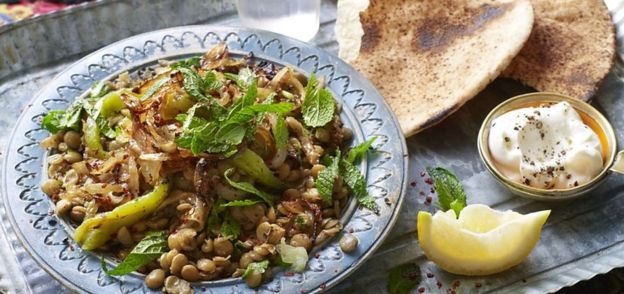 Del Medio Oriente, con cebolla dorada, ajo, comino, sal, pimienta y, al final, pimentón asado, limón, perejil, cilantro y menta fresca. Del Medio Oriente, con cebolla dorada, ajo, comino, sal, pimienta y, al final, pimentón asado, limón, perejil, cilantro y menta fresca.