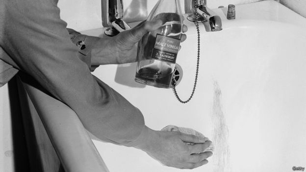 VinagreImage copyrightGetty Image caption También se dice que el vinagre puede ser útil en la limpieza del hogar.