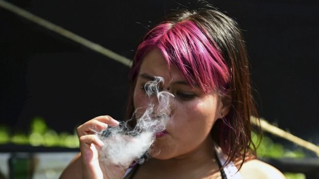 Chica fumando marihuana al frente de la Corte Suprema de México, mientras se discutía el tema de la legalización en noviembre de 2015. Fue aprobada para uso recreativo. Chica fumando marihuana al frente de la Corte Suprema de México, mientras se discutía el tema de la legalización en noviembre de 2015. Fue aprobada para uso recreativo.
