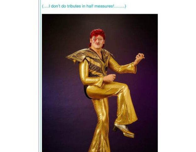 Dan Wagner se disfrazó de Ziggy Stardust y envió la foto por correo a todos los empleados cuando la empresa se estaba hundiendo. Dan Wagner se disfrazó de Ziggy Stardust y envió la foto por correo a todos los empleados cuando la empresa se estaba hundiendo.