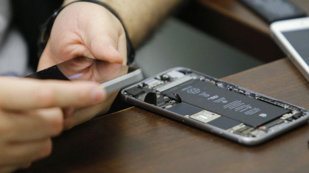 Hay varias teorías sobre cómo el FBI logró quebrantar la seguridad del iPhone. Hay varias teorías sobre cómo el FBI logró quebrantar la seguridad del iPhone.