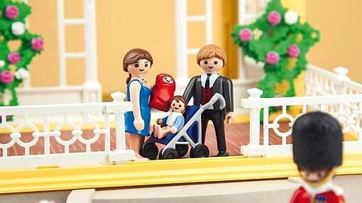 Los duques de Cambridge con sus pequeños están representados en figuritas Playmobil. Los duques de Cambridge con sus pequeños están representados en figuritas Playmobil.