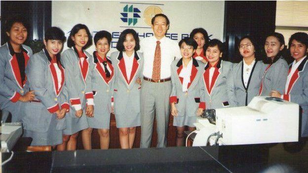 Shandra (a la derecha del hombre) trabajaba en un banco en Indonesia. Shandra (a la derecha del hombre) trabajaba en un banco en Indonesia.
