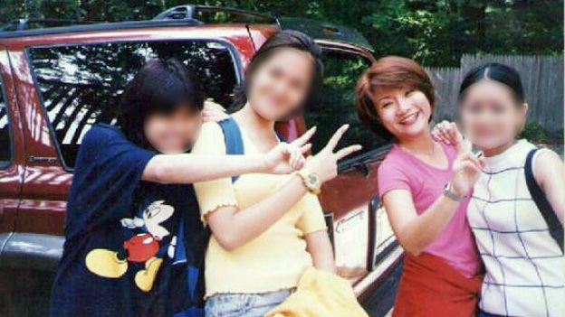 Shandra posando (obligada) con otras tres chicas, víctimas del tráfico sexual, cerca de un burdel en Connecticut, EE.UU. Shandra posando (obligada) con otras tres chicas, víctimas del tráfico sexual, cerca de un burdel en Connecticut, EE.UU.