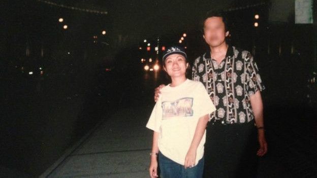 Shandra con el último hombre que traficó con ella, antes de lograr escapar. Shandra con el último hombre que traficó con ella, antes de lograr escapar.