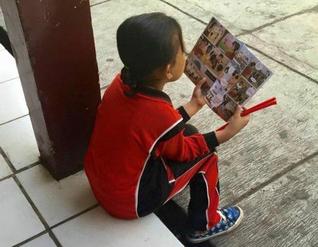 Shandra quiere evitar que otras jóvenes caigan en manos de los traficantes. En la imagen, una niña lee un cómic que alerta sobre el tema. Shandra quiere evitar que otras jóvenes caigan en manos de los traficantes. En la imagen, una niña lee un cómic que alerta sobre el tema.