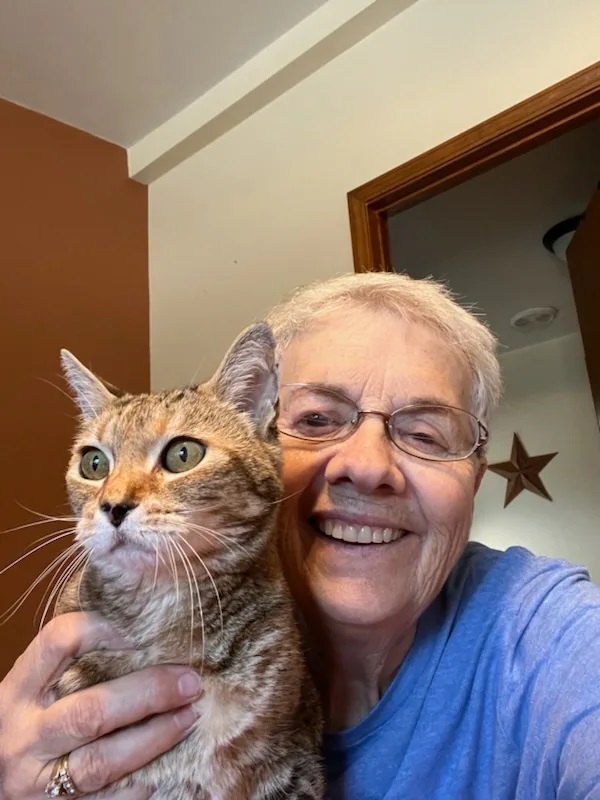 La voluntaria del refugio Maureen Wright con Harriet, a quien llevó a casa y la nombró Isis en honor a la diosa egipcia. (Mauren Wright) La voluntaria del refugio Maureen Wright con Harriet, a quien llevó a casa y la nombró Isis en honor a la diosa egipcia. (Mauren Wright)