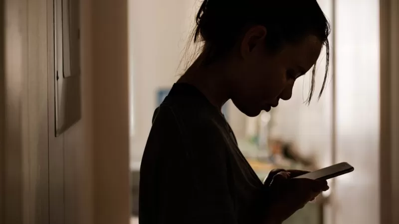 Cuando Isobel finalmente encontró un sitio seguro, le pidieron su teléfono. Cuando Isobel finalmente encontró un sitio seguro, le pidieron su teléfono.