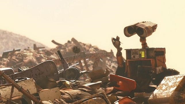 Wall-E no es tan bueno y dulce como parece. Puede que su historia de amor haya emocionado a todos y cada uno de los espectadores que la han visto pero en realidad el pequeño y, aparentemente, inocente robot, esconde algún secreto. Según esta teoría, Wall-E habría matado a lo largo de 700 años a todos los robots de su familia, a los tipo E, para evitar que se deshiciesen de los extraños y curiosos objetos que él colecciona. Por eso queda tanta basura por limpiar en el planeta ya que la tarea encomendada a varios está siendo ejecutada por uno solo. Wall-E no es tan bueno y dulce como parece. Puede que su historia de amor haya emocionado a todos y cada uno de los espectadores que la han visto pero en realidad el pequeño y, aparentemente, inocente robot, esconde algún secreto. Según esta teoría, Wall-E habría matado a lo largo de 700 años a todos los robots de su familia, a los tipo E, para evitar que se deshiciesen de los extraños y curiosos objetos que él colecciona. Por eso queda tanta basura por limpiar en el planeta ya que la tarea encomendada a varios está siendo ejecutada por uno solo.