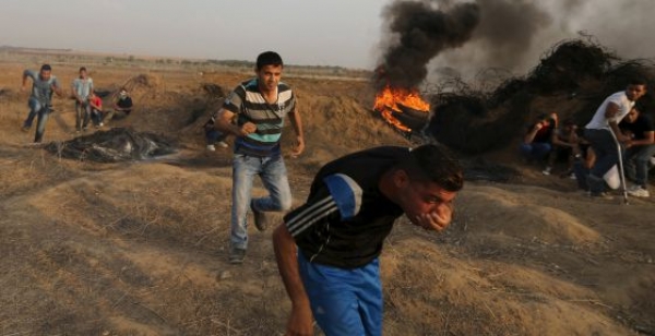 Un grupo de palestinos durante un enfrentamiento con tropas israelíes