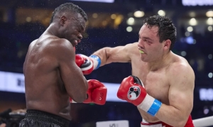 Julio César Chávez Jr. conecta a Uriah Hall durante la pelea realizada en Tampa. El mexicano no había peleado en 31 meses.