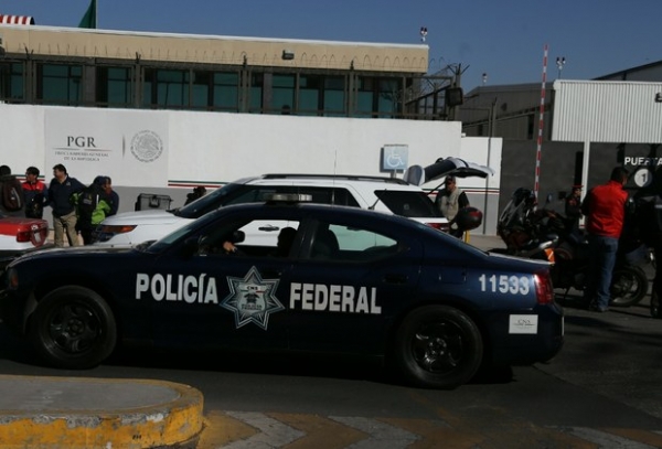 Policías federales en el hangar presidencial.