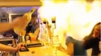 Video: preparaba un trago, pero terminó prendiéndole fuego la cara a una clienta
