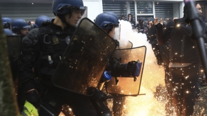 Fuertes choques entre los manifestantes y la Policía: así vive Francia el Primero de Mayo