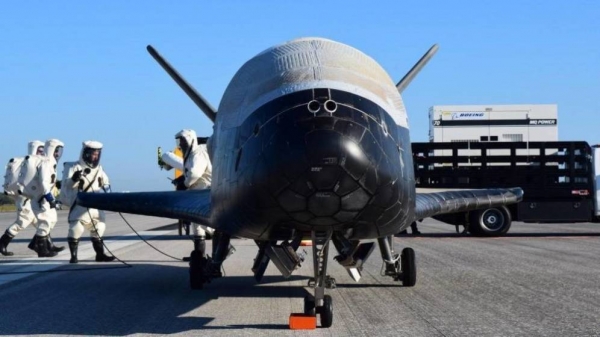 El X-37B, tras su aterrizaje en el Centro Espacial Kennedy.