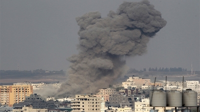 Imagen ilustrativa. Una columna de humo se eleva tras un ataque aéreo israelí en Gaza, el 22 de agosto de 2014.