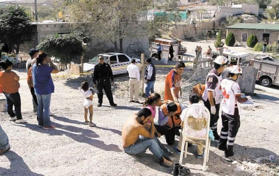 Lucio Soria/El Diario | Familiares lloran afuera de la vivienda donde ocurrió la tragedia