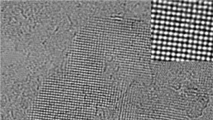 El hielo cuadrado entre dos láminas de grafeno, visto con microscopio electrónico