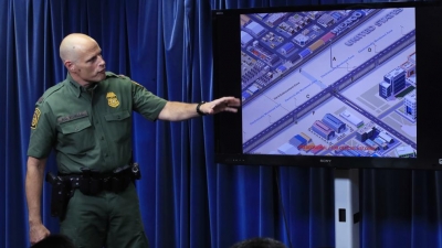 El subdirector en funciones de la Patrulla Fronteriza, Ronald Vitiello, anuncia las empresas seleccionadas para optar a la construcción del muro entre EE.UU. y México