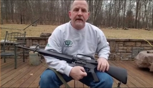 El video viral de un defensor de las armas que decidió destruir su fusil después de la masacre de Florida
