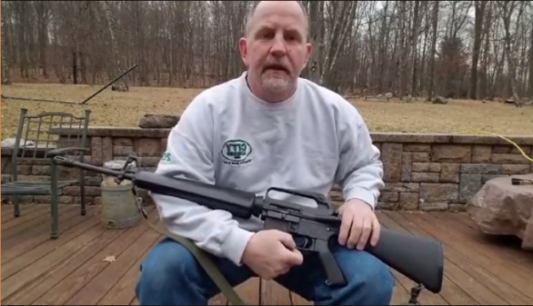 El video viral de un defensor de las armas que decidió destruir su fusil después de la masacre de Florida