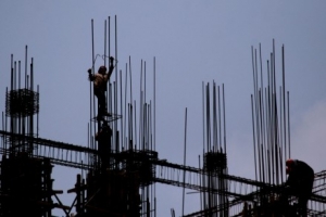 Un albañil en la construcción de un edificio en el Centro Histórico.