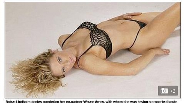 Acusada de usar &quot;sexo intenso&quot; para convencer a dos hombres de matar a su novio