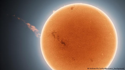 Una imagen compuesta en falso color de una eyección de masa coronal del Sol.
