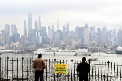 El buque hospital USNS Comfort, con mil camas, llega a Nueva York por el río Hudson para asistir a otros enfermos y aliviar la sobrecarga por el virus de otros nosocomios.
